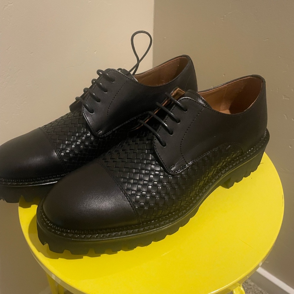 TAFT Black Leather women’s Oxford shoes